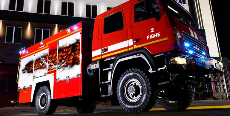 Рівненські рятувальники розписали своє авто полум'яною аерографією (ФОТО)